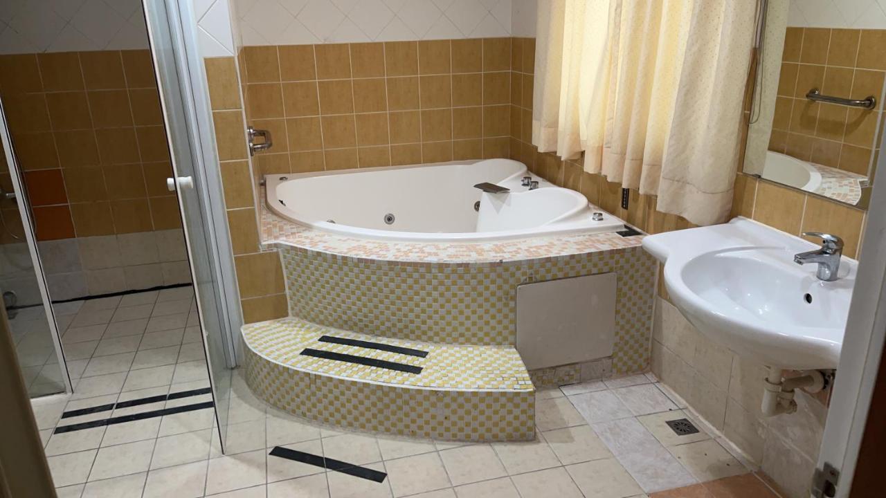 Hua Xiang Motel - Fengshan Гаосюн Экстерьер фото